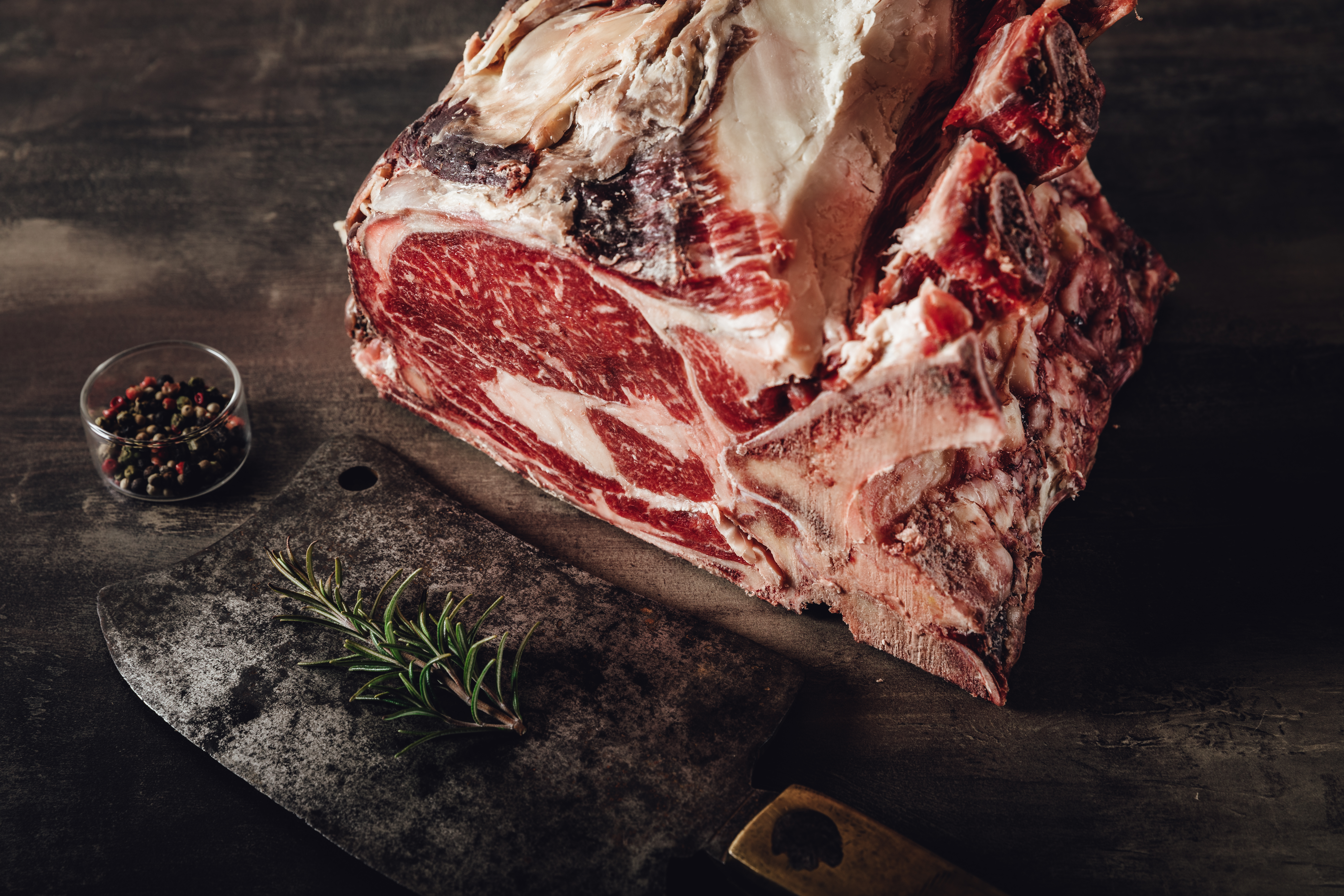 Bone in Rib Roast vom Rind Dry Aged aus der Reifekammer der Metzgerei Lotter
